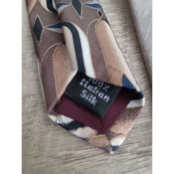 4 Mens 100 % Silk Nike Ties of Various Design - Picture 5 of 7